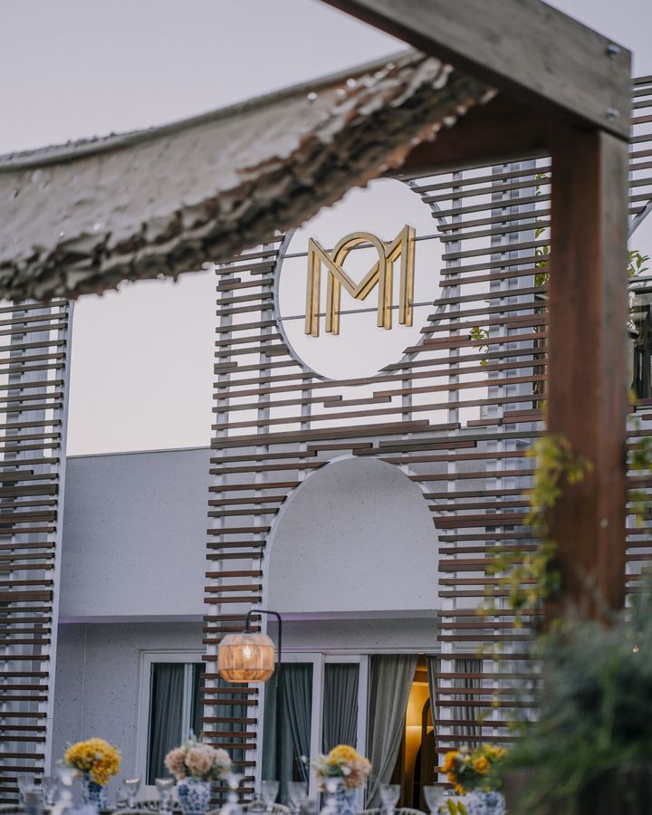 Mekânın cephesi ve duvardaki Marla monogramı