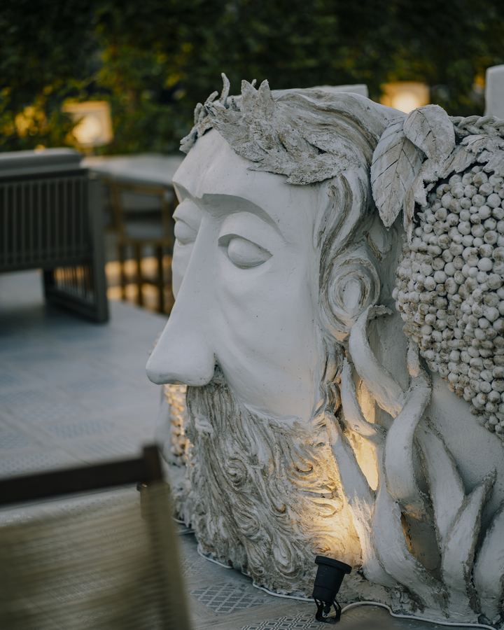 Bahçede taş heykel detayı