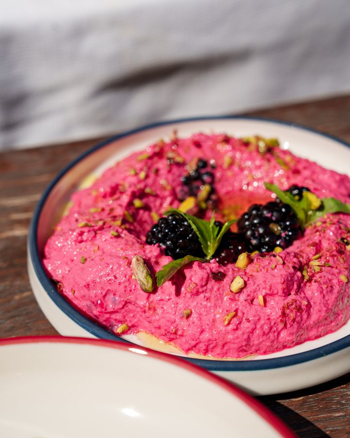 Böğürtlenle süslenmiş pembe bir meze