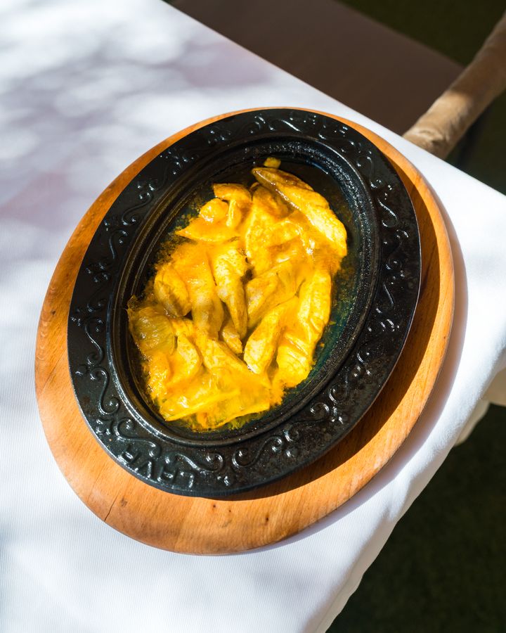 Bakır kenarlı siyah sahanda yumurtalı sarı bir sıcak tabak